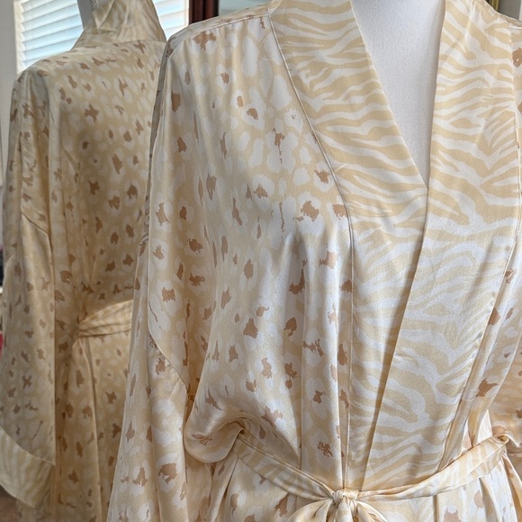 Show Me Your MuMu Cream Patterned Robe NWT - Picture 2 of 12